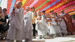 Biksu cilik berbaris setelah mengikuti upacara pelantikan di Kuil Jogye di Seoul. (AP Photo/Ahn Young-joon)