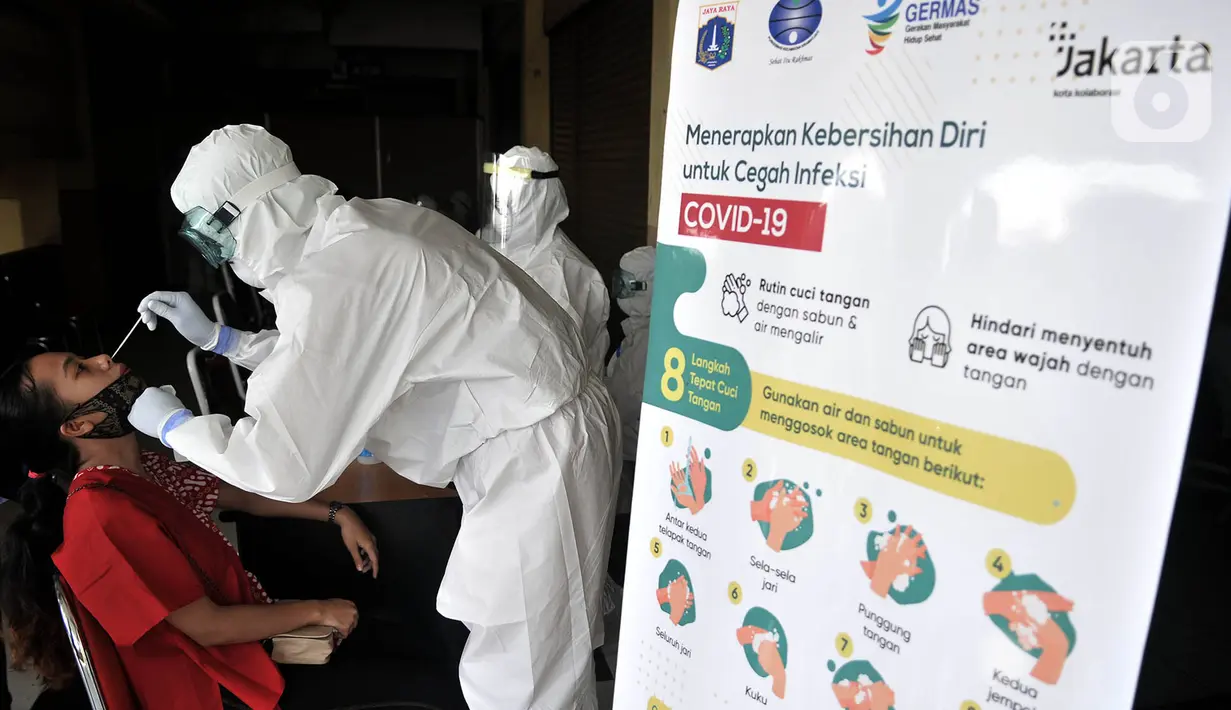 Pedagang saat menjalani Tes Swab Covid-19 di Pasar Kramat Jati, Jakarta, Rabu (17/6/2020). Ratusan pedagang Pasar Kramat Jati menjalani tes swab secara bertahap sebagai upaya pemerintah memutus rantai penyebaran virus Covid-19. (merdeka.com/Iqbal S. Nugroho)