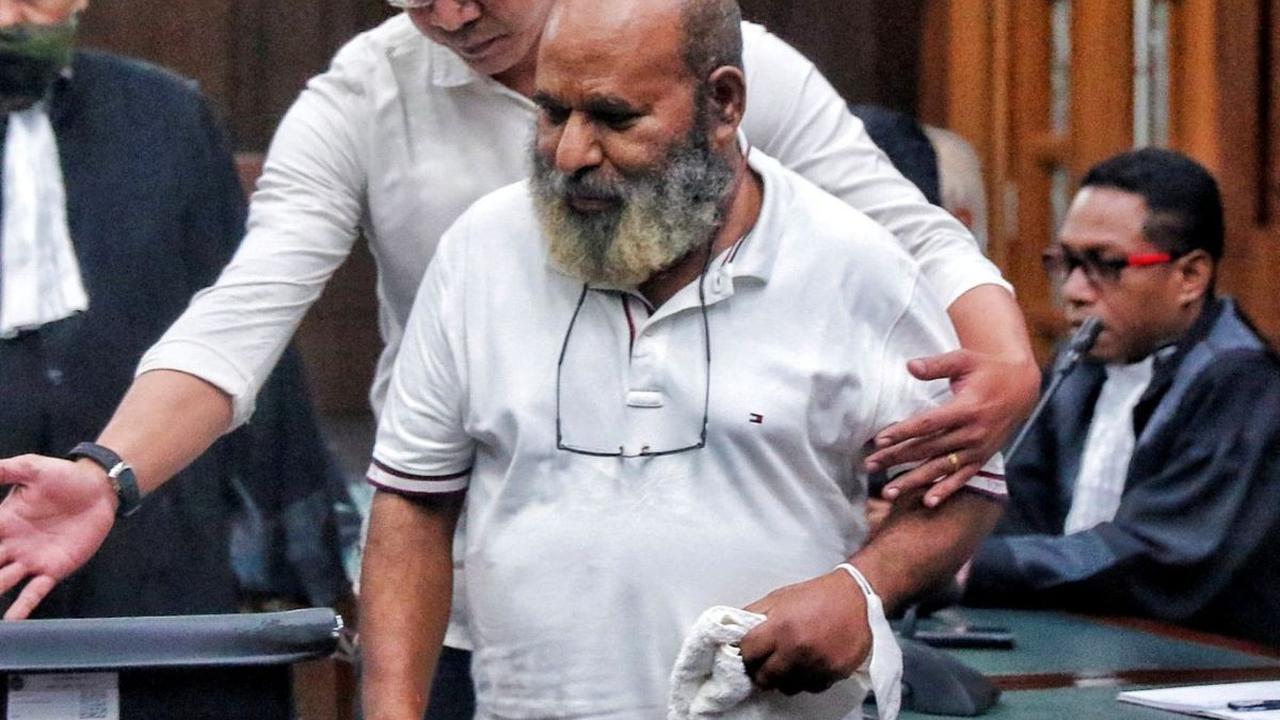 Tidak hanya berperilaku jorok, mantan Gubernur Papua itu juga abai dalam menjaga kesehatannya. Padahal, Lukas sering mengeluhkan penyakit yang dideritanya. Mulai dari sakit jantung hingga stroke.