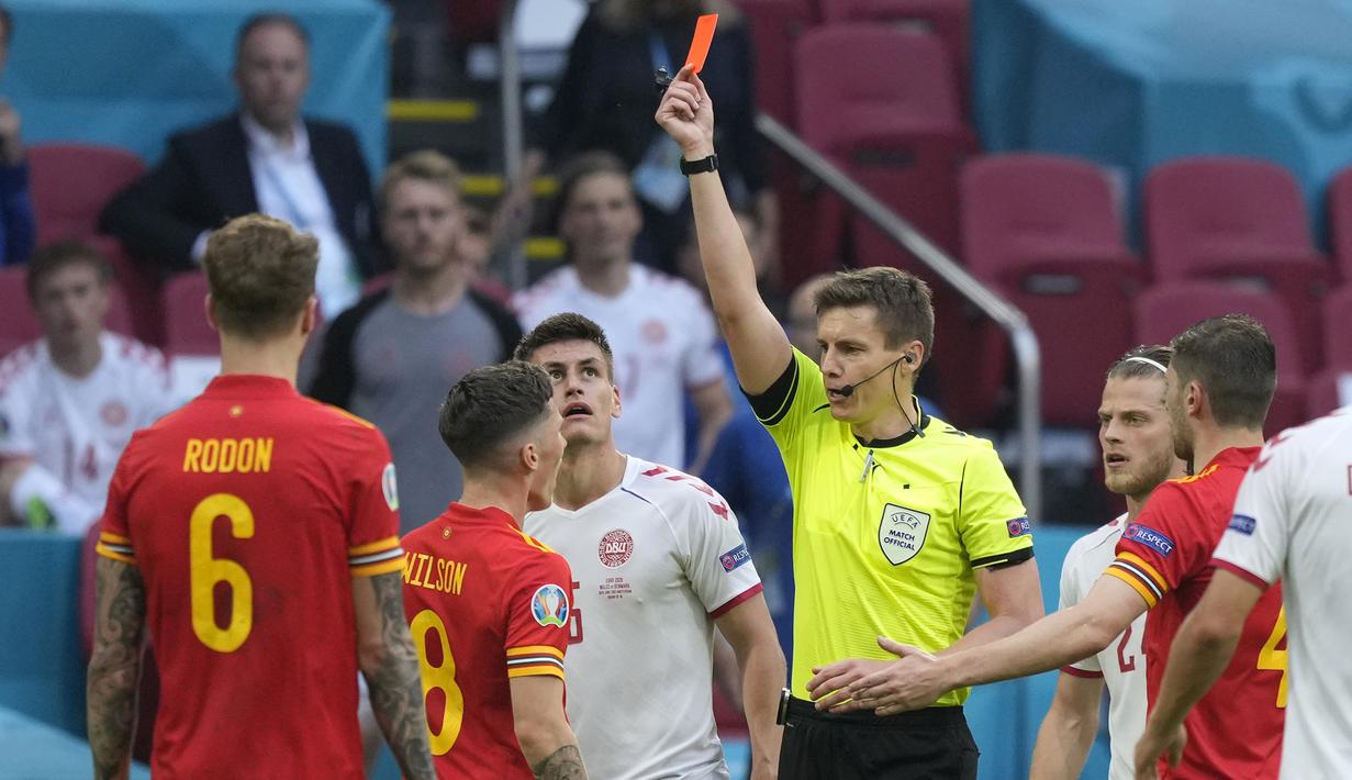 Wales harus bermain dengan 10 pemain pada menit ke-90 setelah gelandang Harry Wilson diganjar kartu merah langsung oleh wasit Daniel Siebert. (Foto: AP/Pool/Peter Dejong)