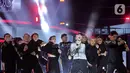 Penampilan Agnez Mo saat menghibur di atas panggung Konser Raya 28 Tahun INDOSIAR LUA28IASA di Studio 6 Emtek City, Jakarta, Rabu (10/1/2023). Lagu Cook Bottle mengawali penampilannya dengan diiringi alunan musik dan tarian Janger dari Bali. (Fimela.com/Bambang E. Ros)