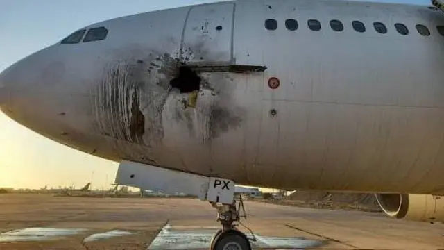 Sebuah bekas pesawat pemerintah yang tidak dapat digunakan diyakini rusak akibat tembakan roket di Bandara Internasional Baghdad. (Dokumentasi Pejabat Keamanan Irak)