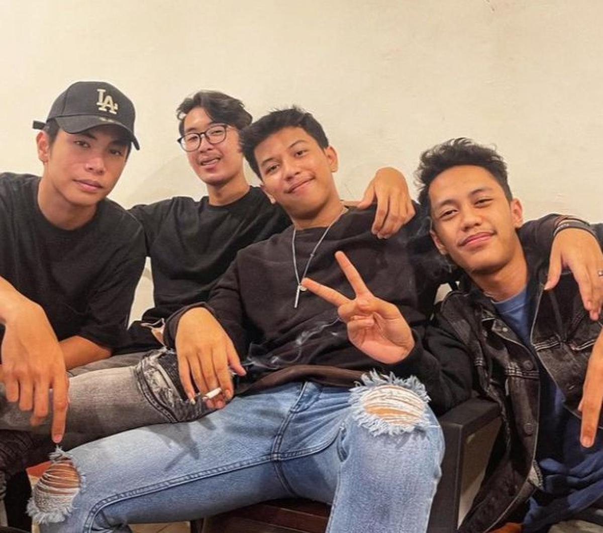 Yang bisa dia lakukan hanya ikhlas dan berpikir bahwa ‘mungkin sekarang waktunya untuk berteman dulu. Suatu hari nanti pasti akan tiba saatnya ketika ia bisa mengungkapkan perasaannya itu," terangnya.<br>