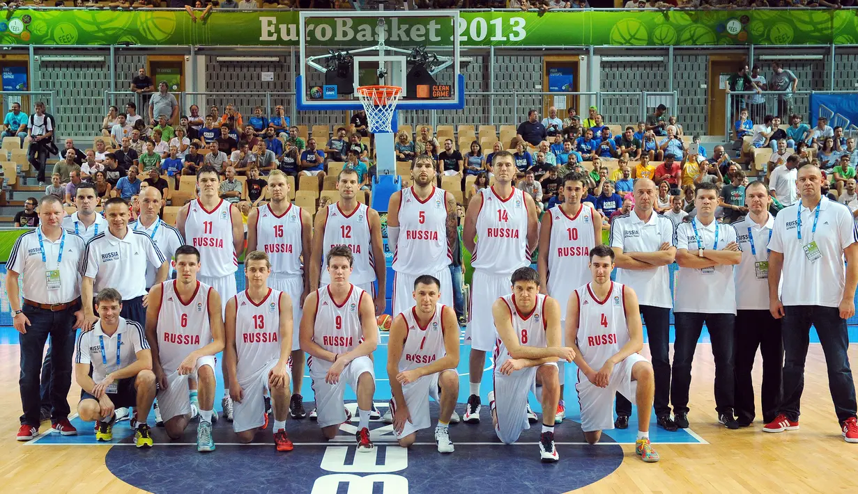 Tim Bola Basket Rusia berpose sebelum dimulainya laga Grup D Piala Eropa Bola Basket 2013 menghadapi Italia di Koper, Slovenia (4/9/2013). Rusia tercatat telah mengoleksi 3 gelar juara Piala Dunia Bola Basket FIBA yang diraihnya saat masih bernama Uni Soviet. Ketiganya diraih pada edisi 1967 di Uruguay, 1974 di Puerto Rico dan edisi 1982 di Kolombia. (AFP/Andrej Isakovic)