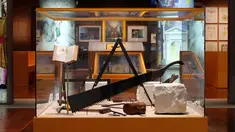 Alat atau simbol Freemasonry terlihat di pameran "La franc-maconnerie" (Freemasonry) di Perpustakaan Nasional Perancis (BnF), Paris, (11/4). Freemasonry adalah sebuah organisasi  pada abad ke-16 hingga awal abad ke-17. (REUTERS / Benoit Tessier)