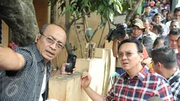 Warga memberi tahu Ahok arah menuju pinggir sungai Ciliwung saat blusukan di wilayah Cililitan, Jakarta, Rabu (28/12). Dalam blusukannya tersebut Ahok mencari tahu permasalahan banjir di Cililitan Kecil. (Liputan6.com/Yoppy Renato)