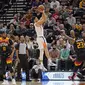 Bintang Phoenix Suns Devin Booker melepas tembakan pada laga NBA 2021/2022 melawan Utah Jazz di Vivint Arena, Rabu (26/1/2022) atau Kamis siang WIB. (AP Photo/Rick Bowmer)