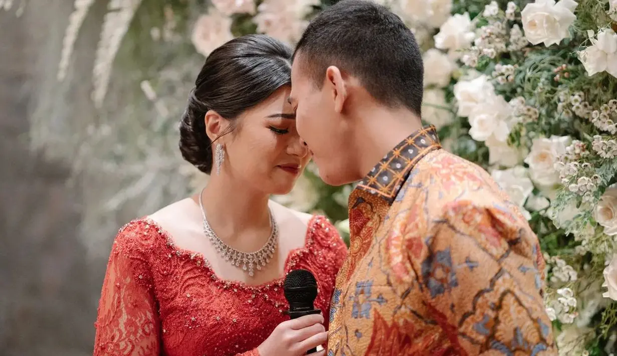 Angela tampil semakin menawan dengan padu padan selop merah yang serasi dengan kebayanya. [Foto: Instagram/hafizzyakbar]