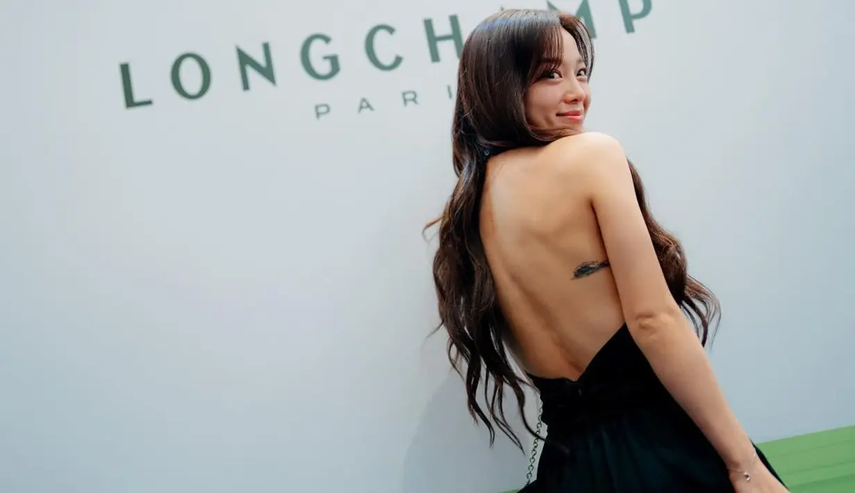 Dari kolom komentar terpantau Kim Se Jeong memang memiliki tato dengan tulisan Carpe Diem. Namun tergantikan dengan tato ombak yang kini terlihat [@clean_0828]