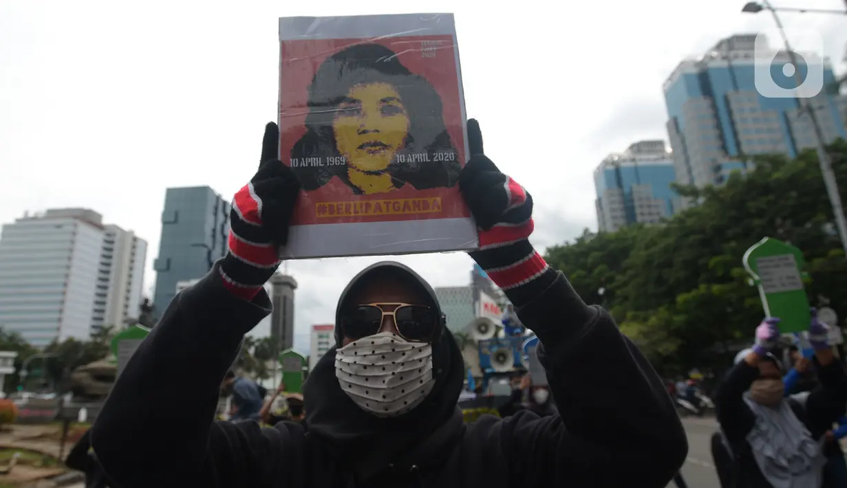 Aktivis saat berunjuk rasa memperingati Hari HAM Sedunia di Patung Kuda, Jakarta, Kamis (10/12/2020). Standar HAM diharapkan mampu diterapkan untuk mengatasi ketidaksetaraan, pengucilan, dan diskriminasi yang mengakar, sistematis, dan antargenerasi. (merdeka.com/Imam Buhori)