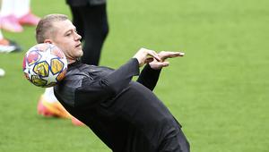 Pemain Borussia Dortmund, Julian Ryerson, mengontrol bola saat sesi Latihan jelang laga leg dua semi final Liga Champions melawan Paris Saint-Germain (PSG) di Parc des Princes, Paris, Senin (7/5/2024). (AFP/Frank Fife)