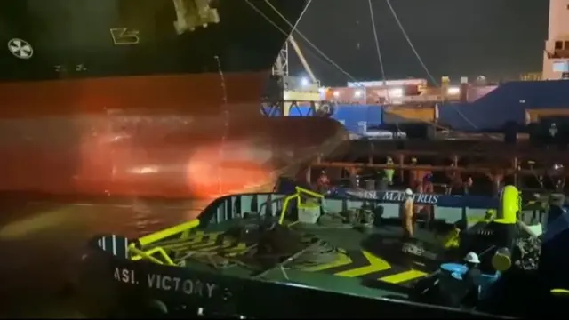Kapal Terbalik di perairan kawasan galangan kapal PT ASL Shipyard Indonesia, Tanjung Uncang, Batam.