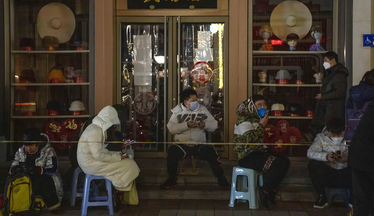Warga antre untuk membeli maskot Olimpiade Musim Dingin 2022 di luar Gongmei Emporium, Beijing, China, 8 Februari 2022. Antrean panjang terjadi dalam beberapa hari terakhir untuk mendapatkan suvenir Olimpiade Musim Dingin 2022, terutama maskot Bing Dwen Dwen. (AP Photo/Ng Han Guan)