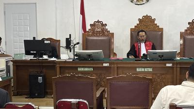 Erupsi Anak Krakatau Ganggu Sidang, Vonis Ade Kuswara dan Agenda Roy Suryo Diundur