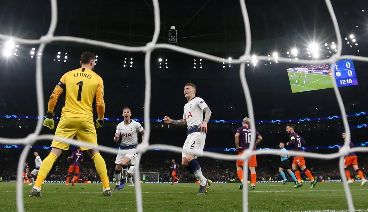Pemain Tottenham Hotspur Kieran Trippier dan Toby Alderweireld menghampiri Hugo Lloris yang berhasil menepis tendangan penalti penyerang Manchester City Sergio Aguero pada leg pertama perempat final Liga Champions 2018-2019 di Tottenham Hotspur Stadium, London, Selasa (9/4). (Reuters/Paul Childs)