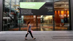 Seorang perempuan berjalan melewati tanda sewa di sebuah gedung komersial di Sydney pada Rabu (2/9/2020). Australia memasuki resesi pertama mereka sejak 1991 setelah perekonomian menyusut 7,0 persen pada kuarter kedua saat negara itu berjuang menghadapi pandemi COVID-19. (AP Photo/Rick Rycroft)