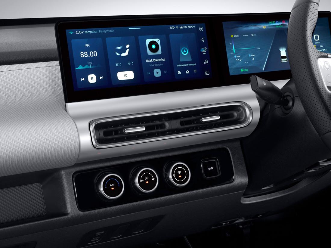 Panel dan knop futuristik dengan head unit serta meter cluster berukuran 10,25 inch (Istimewa)