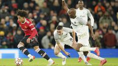 Shola Shoretire - Pemain kelahiran Nigeria ini bukanlah nama yang asing bagi fans Setan Merah. Dia telah menjalani debut pada era Ole Gunnar Solskjaer. Pada duel melawan Young Bouys, Shoretire bermain pada menit ke-68 untuk menggantikan Amad Diallo. (AP/Dave Thompson)