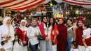 Salah satunya Fairuz A Rafiq yang tampil bergaya sporty casual dengan varsity jacket dan celana jeans. [@_irishbella_].