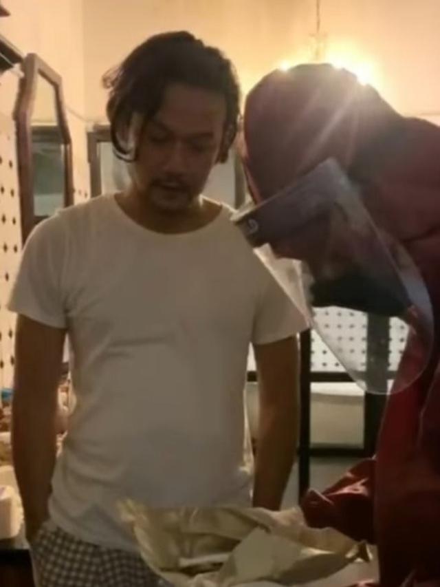 Tidak Melawan dan Kooperatif, Ini 5 Potret Penangkapan Dwi Sasono di Rumahnya