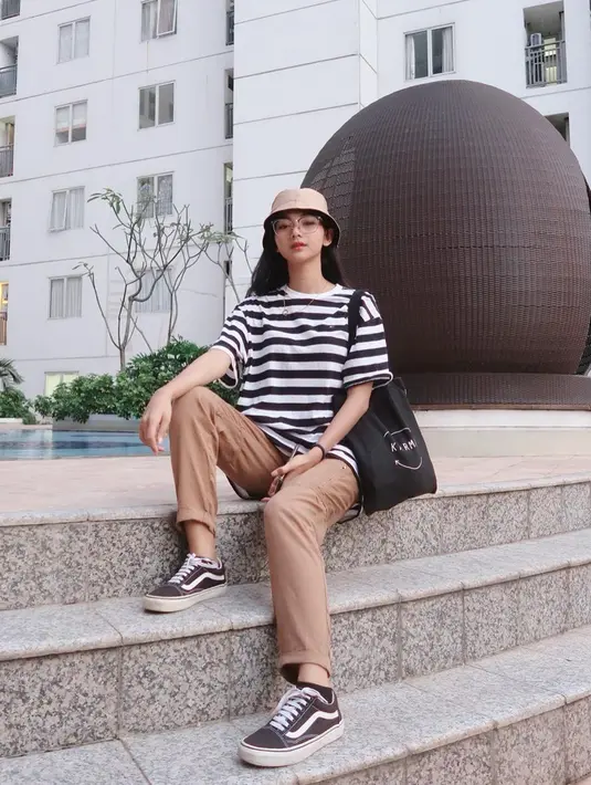 Simpel dan tetap stylish ala Glenca Chysara juga bisa jadi inspirasi dalam berpakaian. Kali ini ia tampil dengan atasan bermotif stripe hitam putih yang dipadukan dengan celana coklat. Topi dan kacamata yang dipakai membuat penampilannya semakin lengkap.(Liputan6.com/IG/@glencachysaraofficial)