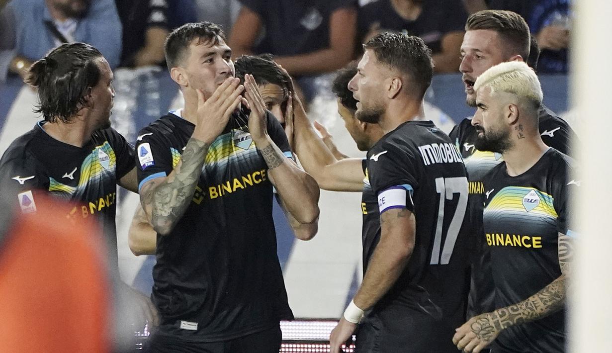 Pemain Lazio, Alessio Romagnoli, melakukan selebrasi setelah mencetak gol ke gawang Empoli pada laga Liga Italia di Stadion Castellani, Sabtu (3/6/2023). (Marco Bucco/LaPresse via AP)