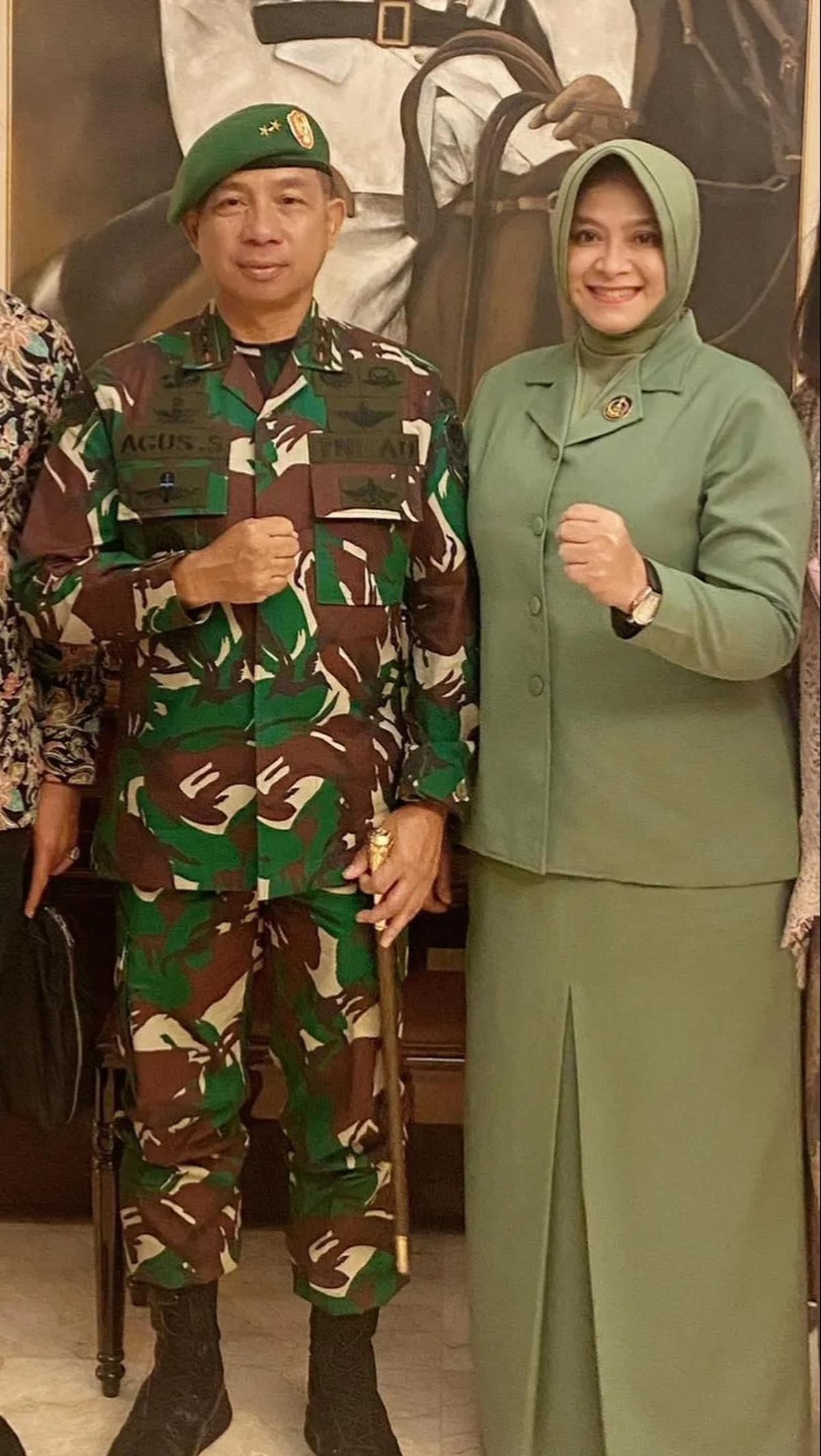 Evi Sophia sempat mengemban tugas sebagai Ketua Umum Persit Kartika Chandra Kirana. Saat itu sang suami menduduki jabatan sebagai KASAD.