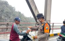 Polda Jatim Bagikan Ribuan Masker kepada Warga Terdampak Abu Vulkanik Semeru di Lumajang