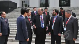 Sekjen MK Janedjri M. Gaffar (tengah) berbincang dengan Delegasi Asosiasi Sekjen Mahkamah Konstitusi Se Asia di Gedung MK, Jakarta, Selasa (26/5/2015). Kunjungan dalam rangka observasi persidangan. (Liputan6.com/Herman Zakharia)