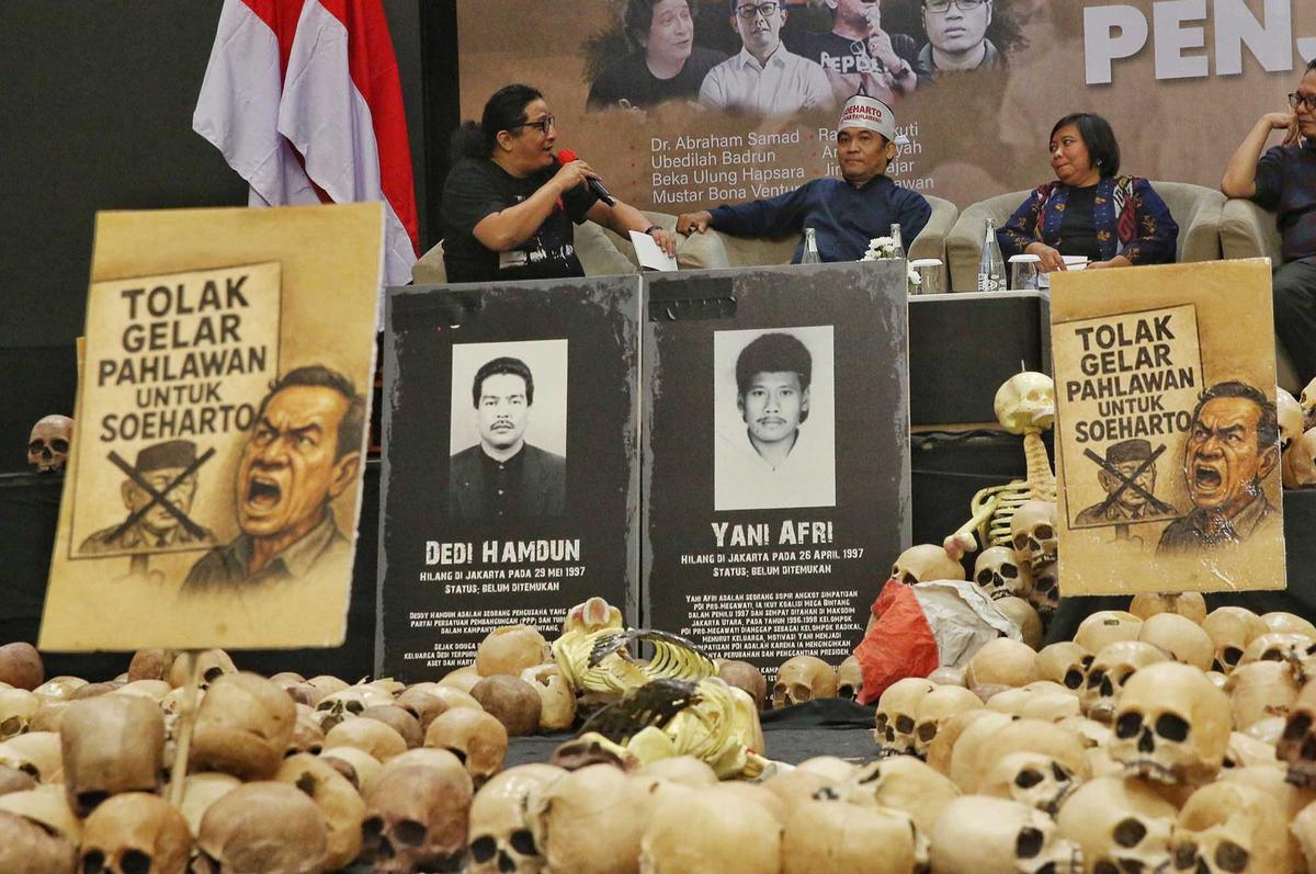 FOTO: 27 Tahun Reformasi, Aktivis Gelar Refleksi Reformasi 1998 dengan Instalasi Seni
