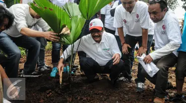 Wakil Gubernur DKI Jakarta Djarot Saiful Hidayat bersama Relawan Ahok-Djarot yang tergabung dalam Dulure Djarot menanam tanaman di depan Balai Kota, Jakarta, Minggu (16/10). (Liputan6.com/Faizal Fanani)