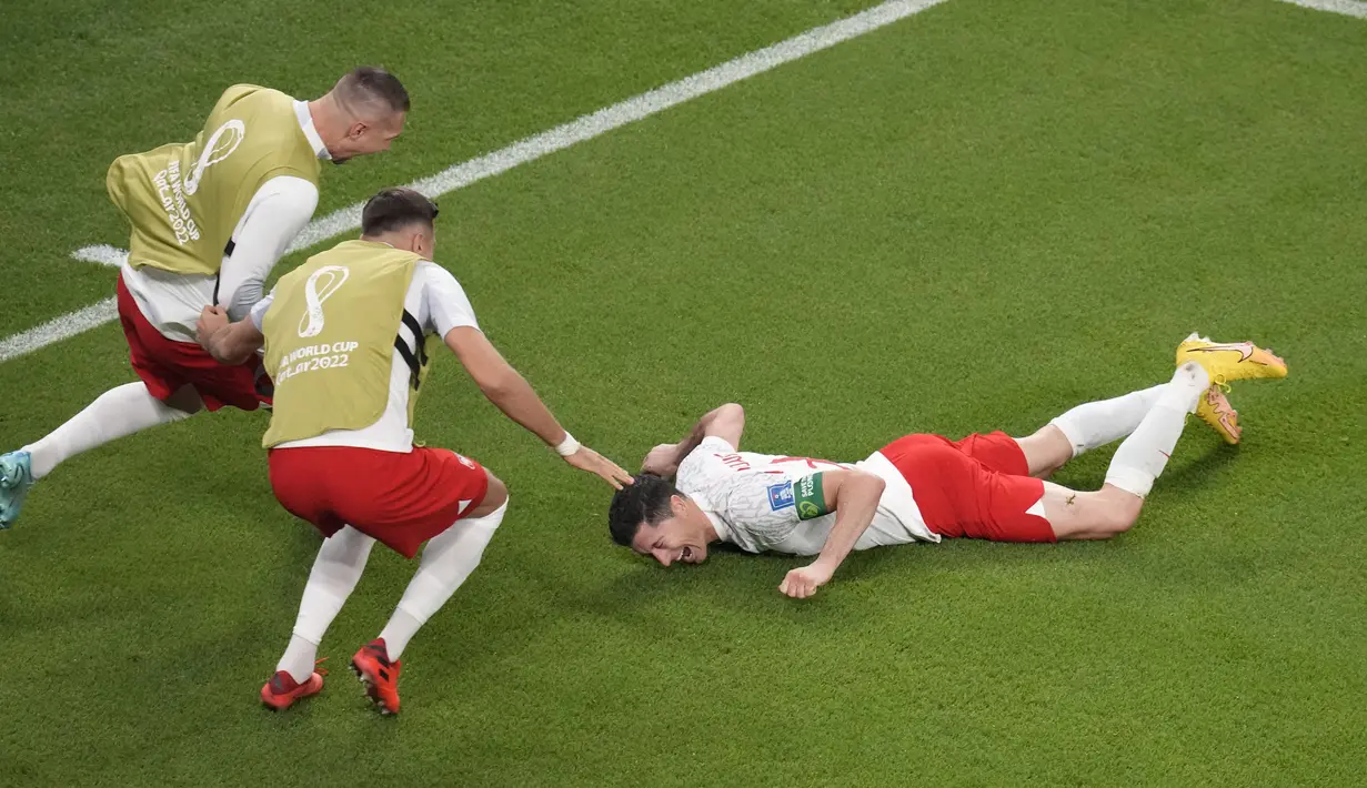 Penyerang berusia 34 tahun itu adalah kapten Polandia dan pencetak rekor dengan 76 gol dalam 134 penampilan. (AP/Themba Hadebe)