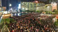 Ribuan pengunjung padati kawasan Bundaran HI, Jakarta, untuk merayakan pergantian tahun 2023, Sabtu (31/12/2022). Kemeriahan begitu terasa dalam momen perayaan tahun baru 2023 di car free night yang digelar di sepanjang Jalan Sudirman-Jalan MH Thamrin. (Liputan6.com/Angga Yuniar)