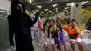 Anggota klub penggemar Star Wars Thailand berpakaian Kylo Ren ketika menghibur anak-anak selama perayaan Star Wars Day di Queen Sirikit National Institute of Child Health, Bangkok, Rabu (4/5). (REUTERS/Chaiwat Subprasom)
