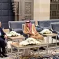 Wakil Menteri Luar Negeri Saudi Waleed Al-Khuraiji, kanan, bertemu Menteri Luar Negeri Suriah Faisal Mekdad, setibanya di Bandara Internasional King Abdulaziz, di Jeddah, Arab Saudi, Rabu, 12 April 2023 [SANA via AP]