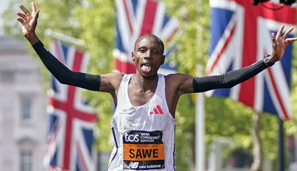 Ekspresi pelari Kenya, Sabastian Sawe saat melintasi garis finis dalam ajang London Marathon 2025 di London, Inggris, Sabtu (27/04/2025) waktu setempat. (AP Photo/Alberto Pezzali)