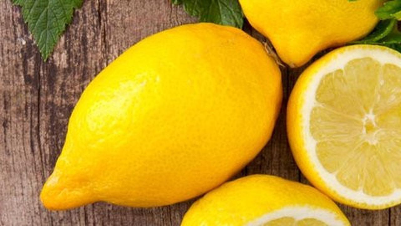 Minum air lemon
