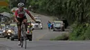Pebalap dari Tim Indonesia melintasi jalur tanjakan etape ke-6 Tour de Singkarak 2016 menuju  Sawah Lunto, Sumatera Barat, Kamis (11/8/2016). (Bola.com/Nicklas Hanoatubun)