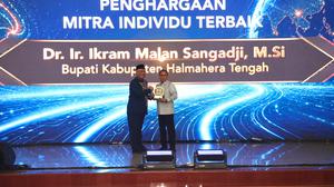 Bupati Halmahera Tengah Raih Piala Citra Paramesti Universitas Terbuka