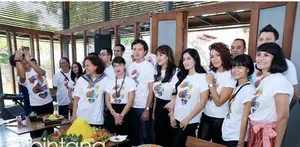 Ternyata persahabatan yang terjadi diantara Titi Kamal, Dian Sastrowardoyo, dan semua pemain AADC 2 tidak hanya sebatas dalam film. Bahkan, mereka sering berkumpul dan melakukan pengakuan dosa untuk mengeluarkan uneg-uneg mereka.