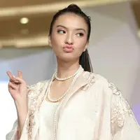 Memiliki paras yang cantik, ternyata tak mengharuskan Raline Shah untuk selalu tampil anggun di depan kamera. Mengaku bosan dan pegal terlalu sering tersenyum, Raline memilih berekspresi dengan ‘Duck Face’. (Galih W. Satria/Bintang.com)