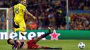 Pemain Barcelona, Sergio Busquets menekel pemain Bate Borisov, Aliaksandr Valadzko pada laga Liga Champions di Stadion Camp Nou, Spanyol, Rabu (4/11/2015). (EPA/Quiqui Garcia)
