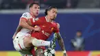 Bek Leipzig, Willi Orban (kiri) berebut bola dengan penyerang Liverpool Darwin Nunez berebut bola saat matchday 3 Liga Champions 2024/2025 di Leipzig, Jerman pada Rabu 23 Oktober 2024 atau Kamis 24 Oktober 2024 dini hari WIB. (Ronny HARTMANN/AFP)