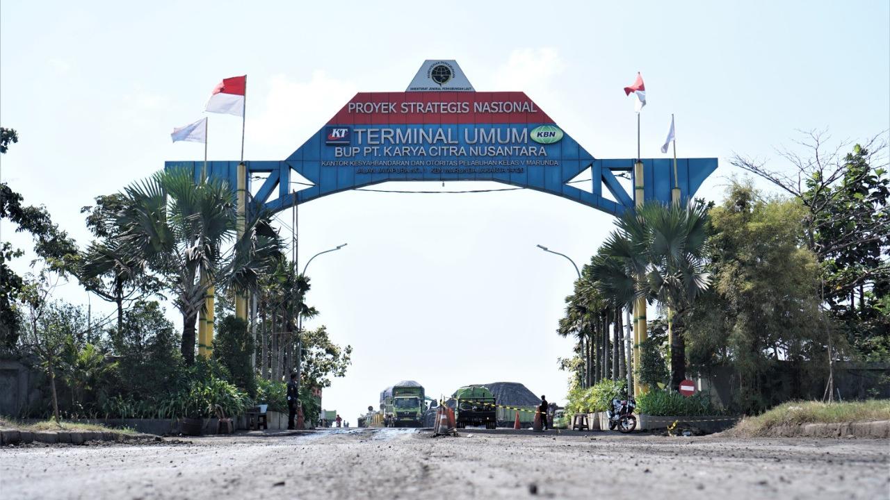 Suasana di gerbang masuk terminal pelabuhan PT Karya Citra Nusantara (KCN)
