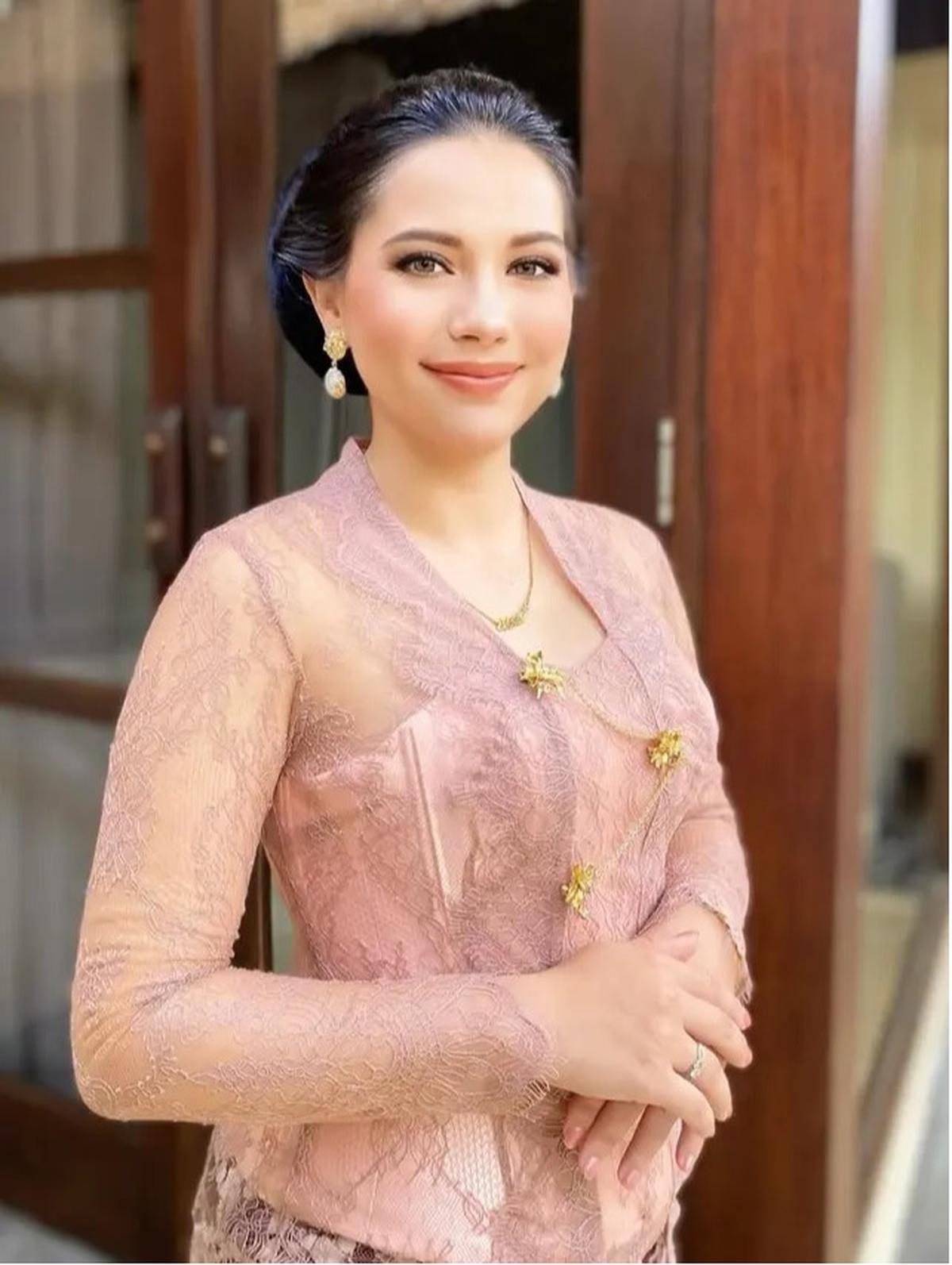 Potret Elodie Bouttier, Cantik Berkebaya saat Pernikahan Luna Maxime