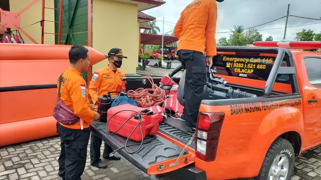 Pemberangkatan tim Basarnas Cilacap untuk melakukan operasi pencarian korban hilang Sungai Pemali, Brebes. (Foto: Liputan6.com/Basarnas Cilacap)