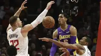 Pemain Lakers, Jordan Clarkson (tengah) mencoba memberikan umpan saat dikepung para pemain Clippers pada laga NBA basketball games di Staples Center, Los Angeles, California, (27/11/2017). Clippers menang atas Lakers 120-115. (AP/Jae C. Hong)