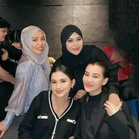Bak bestie, gaya kompak dan akrab Aaliyah Massaid bareng para calon ipar perempuanya. [@aaliyah.massaid].