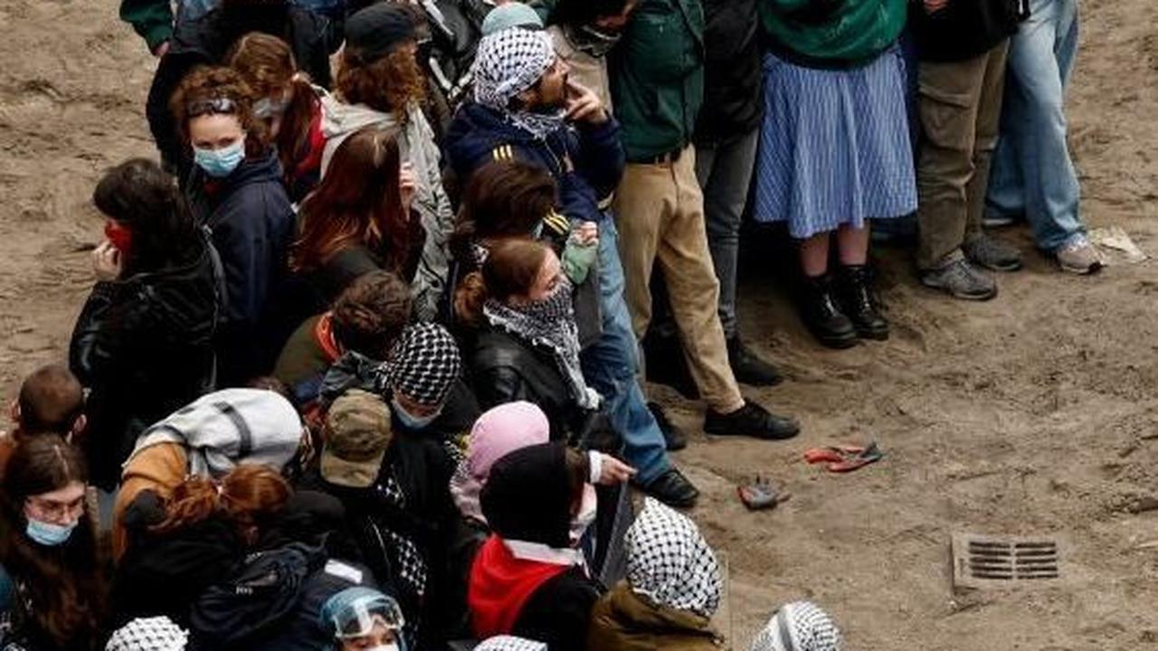 Aksi yang digelar sebagai bentuk protes terhadap perang Israel di Gaza ini juga mengikuti aksi protes di universitas-universitas besar di Amerika Serikat. Foto: REUTERS / Piroschka van de Wouw