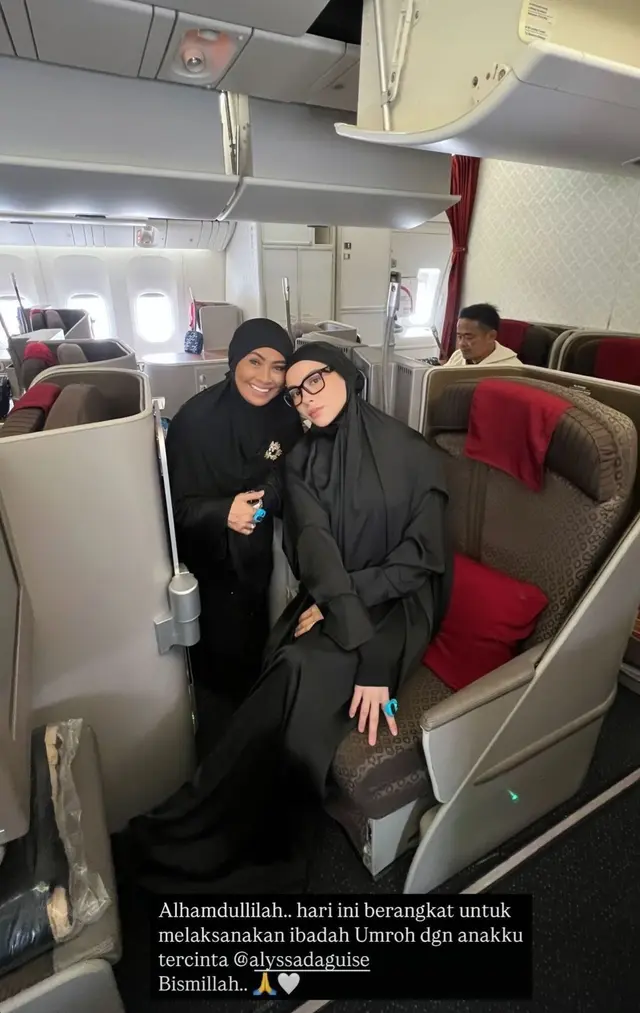 7 Potret Alyssa Daguise umrah bareng ibunda, tepis kabar beda keyakinan dengan Al Ghazali